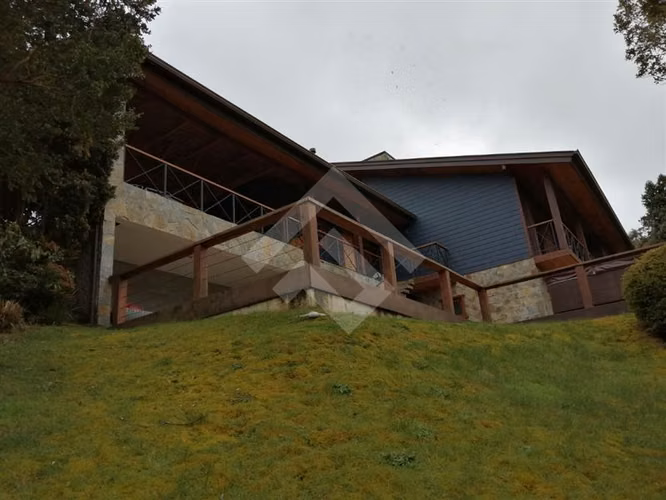 Bella Casa en Parcela a la venta de 4 dorm. en Puerto Montt