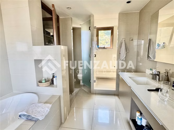 Departamento en venta de 4 dorm. en Las Condes