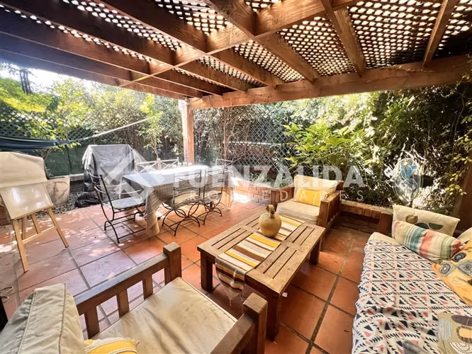 Casa en venta de 3d, 2b y sala de estar en Las Condes