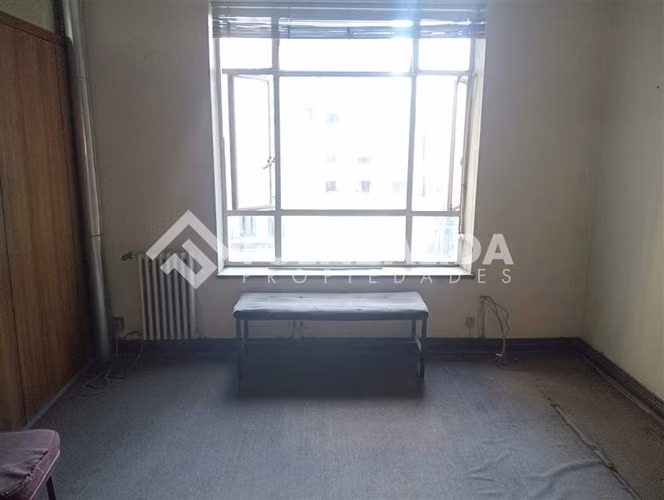 Venta oficina en Santiago, 4 privados, Metro Moneda