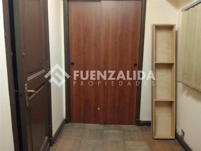 Venta oficina en Santiago, 4 privados, Metro Moneda