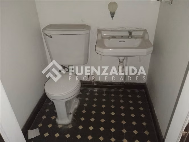 Venta oficina en Santiago, 4 privados, Metro Moneda