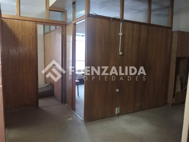 Venta oficina en Santiago, 4 privados, Metro Moneda
