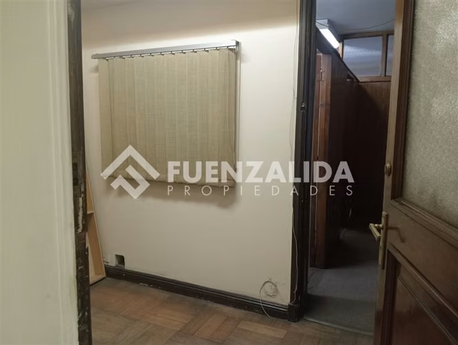Venta oficina en Santiago, 4 privados, Metro Moneda