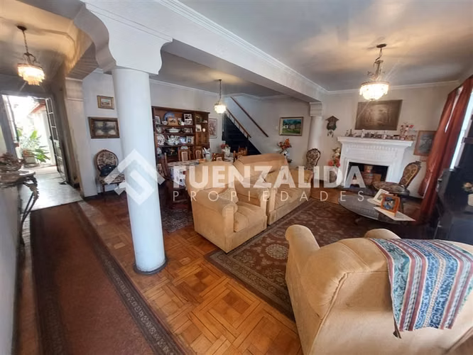 Venta casa Recoleta 5 dormitorios 2 baños Estacionamiento