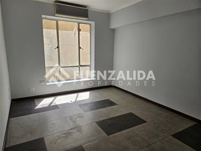 Venta,Oficina,Santiago,6 privados,3baños, Metro Santa lucia