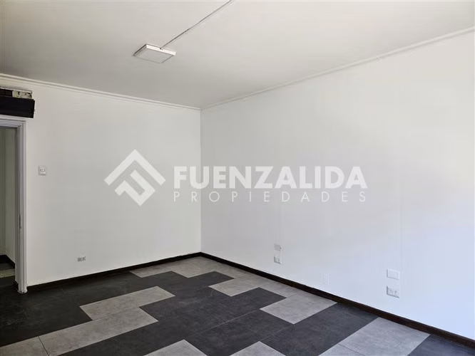 Venta,Oficina,Santiago,6 privados,3baños, Metro Santa lucia