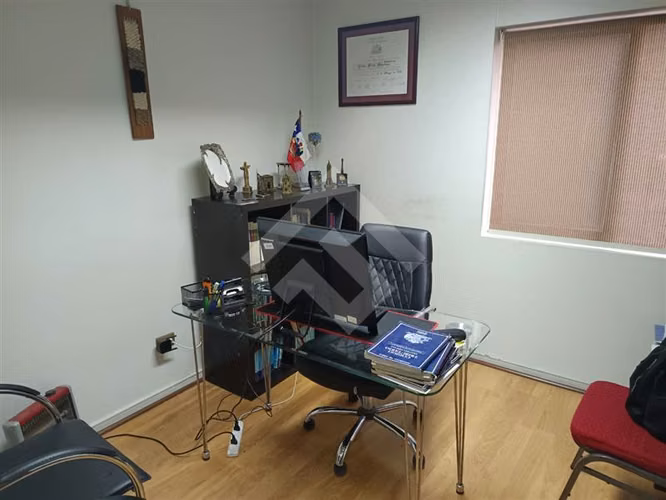 Venta Oficina 3 privados 2 baños Santiago Centro Cívico