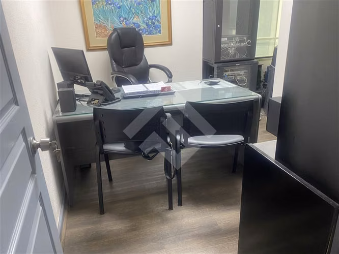 Venta Oficina,Santiago,4 privados,2 baños,Metro Santa Lucia