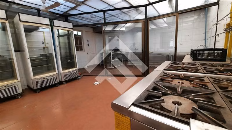 Venta Local Comercial Santiago 4 privados patio techado