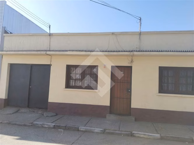 Venta de Casa Estación Central de 5 dorm 2 baños estacionam