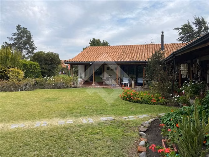 Parcela con 3 casas piscina quincho vendo en Talagante