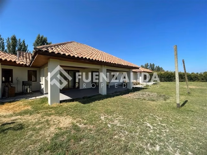 VENTA CASA 4D 3B COND CON RECEPCION FINAL - Imagen 2