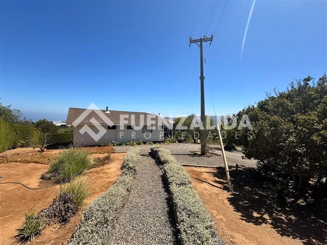 Casa en venta de 4 dorm. en Algarrobo