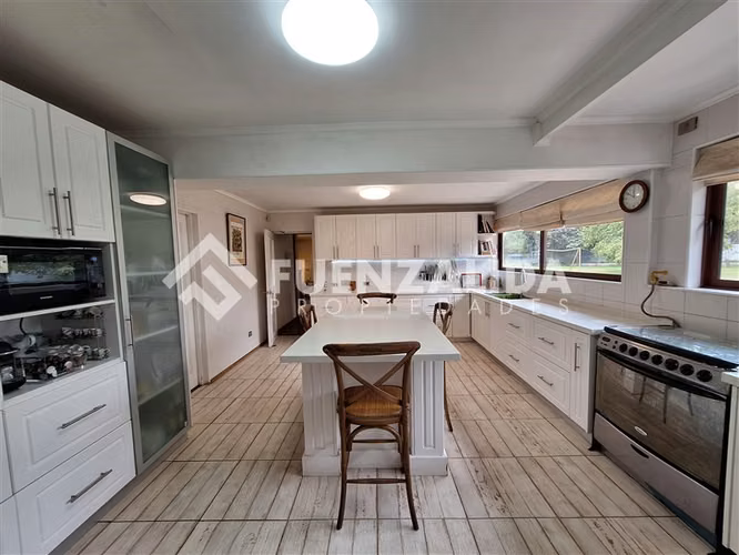 Casa en venta de 4 dorm. en Peñaflor Locomoción