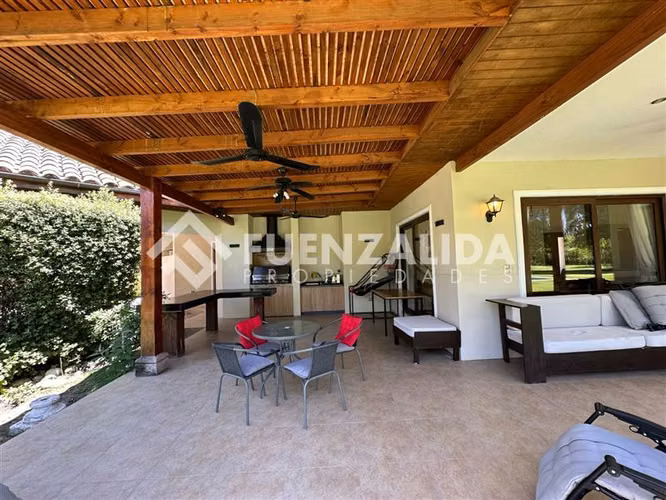 Amplia casa 4d 4b recepción final piscina, quincho,