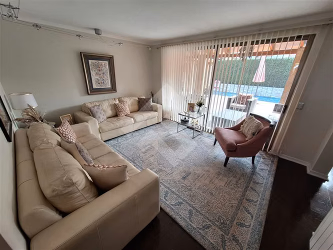Casa venta de 5D. Piscina quincho laguna sol Padre Hurtado