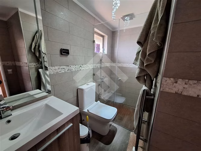 Casa venta de 5D. Piscina quincho laguna sol Padre Hurtado