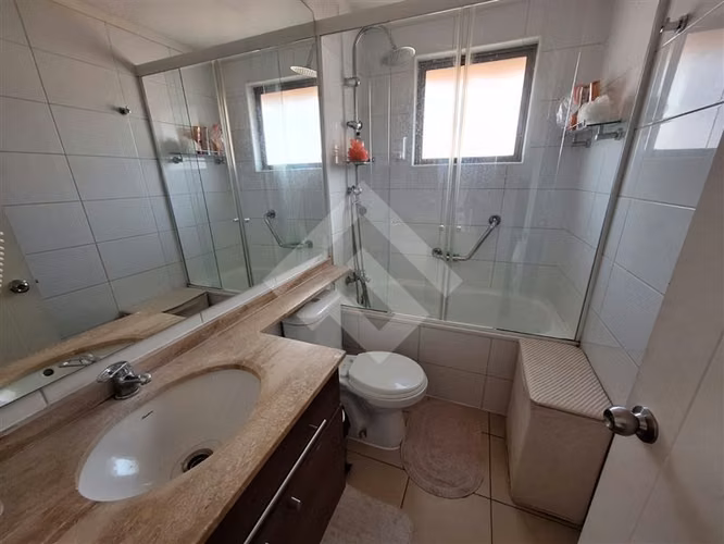 Casa venta de 5D. Piscina quincho laguna sol Padre Hurtado