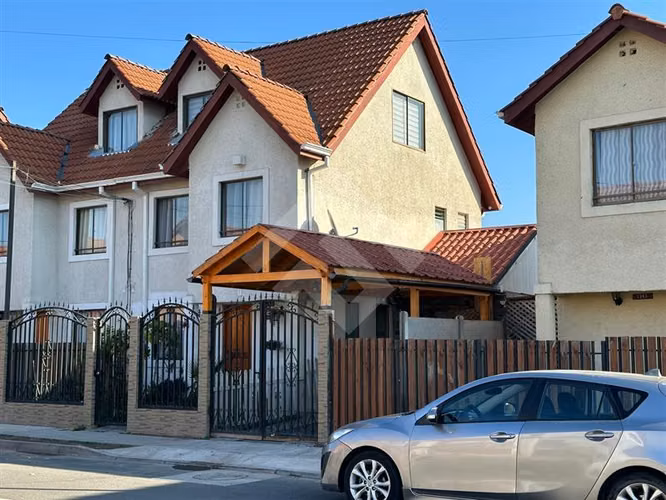 Casa en venta de 3 dorm 3 baños. casa tres pisos en Peñaflor