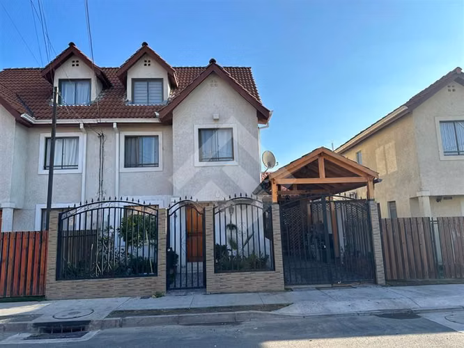 Casa en venta de 3 dorm 3 baños. casa tres pisos en Peñaflor