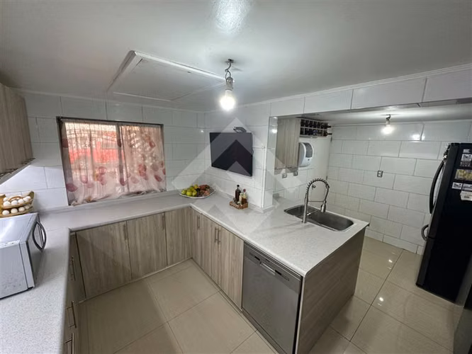 Casa en venta de 3 dorm 3 baños. casa tres pisos en Peñaflor