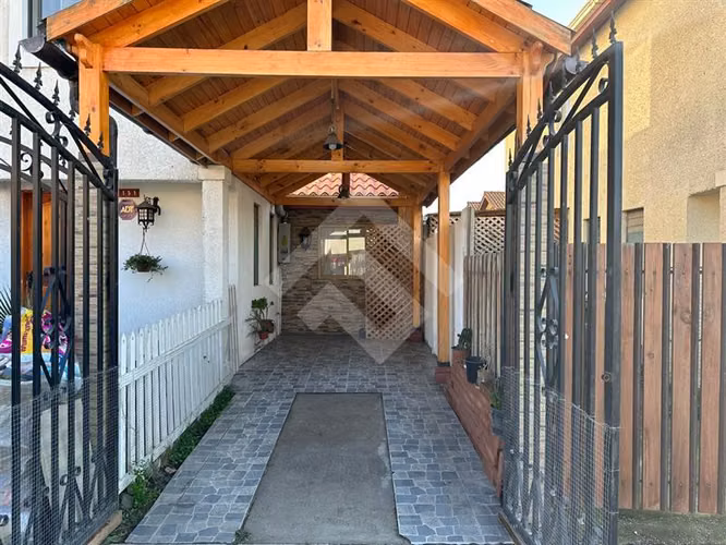 Casa en venta de 3 dorm 3 baños. casa tres pisos en Peñaflor