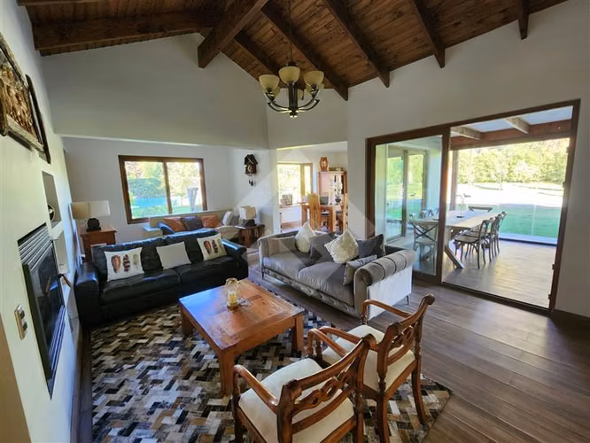 SE VENDE CASA CHILENA 5D 4B PISCINA MAS QUINCHO C/RECEPCIÓN