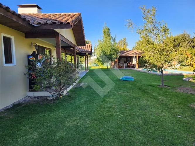 SE VENDE CASA CHILENA 5D 4B PISCINA MAS QUINCHO C/RECEPCIÓN