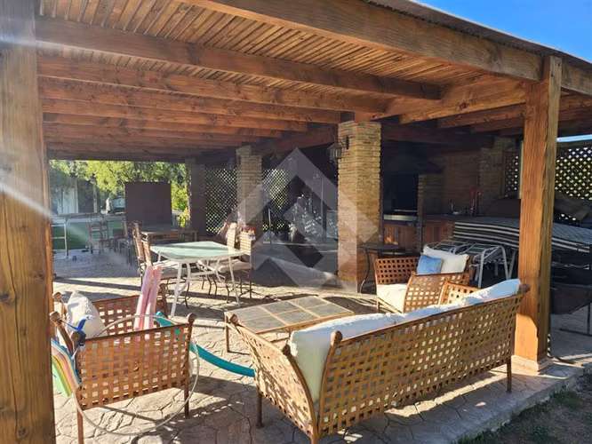 SE VENDE CASA CHILENA 5D 4B PISCINA MAS QUINCHO C/RECEPCIÓN