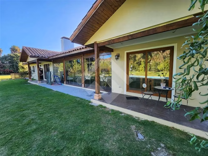 SE VENDE CASA CHILENA 5D 4B PISCINA MAS QUINCHO C/RECEPCIÓN