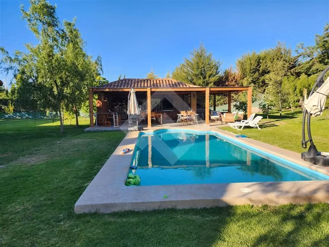 SE VENDE CASA CHILENA 5D 4B PISCINA MAS QUINCHO C/RECEPCIÓN