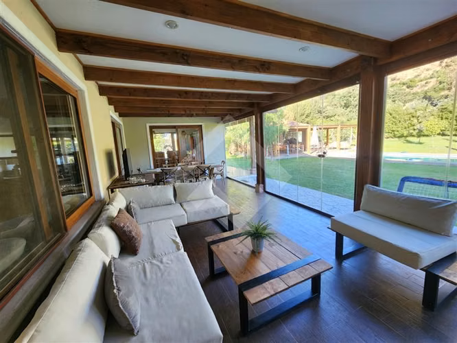SE VENDE CASA CHILENA 5D 4B PISCINA MAS QUINCHO C/RECEPCIÓN
