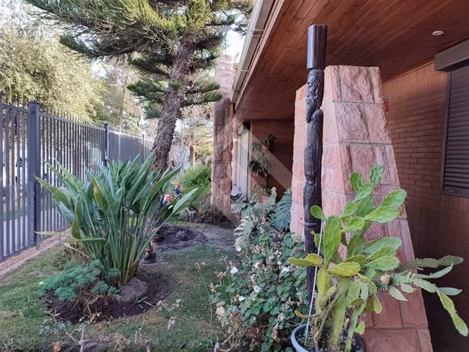 Local Comercial con casa en venta en buen sector Talagante.