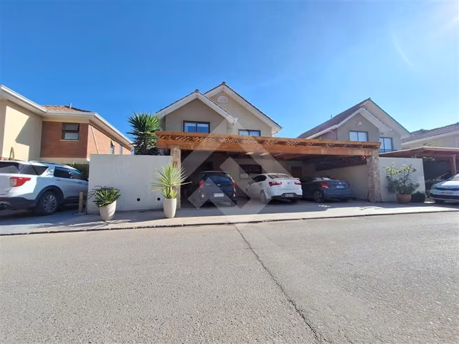 Casa en venta de 5 dorm. en Maipú ciudad Satélite
