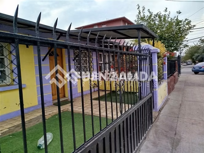 Casa en venta en psj. cerrado de 4 dorm. en San Joaquín