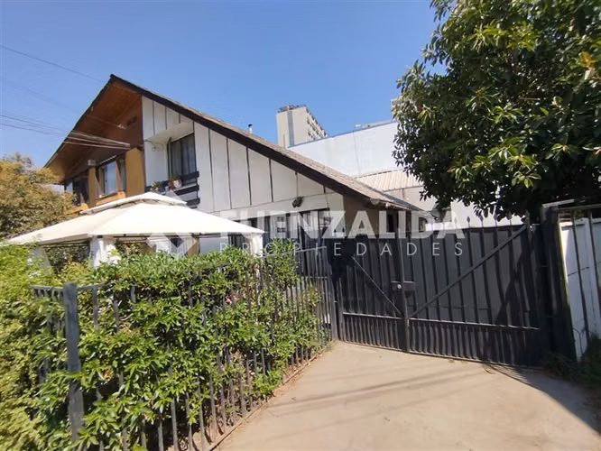 Casa en venta de 3 D-1B a pasos de metro Mirador.