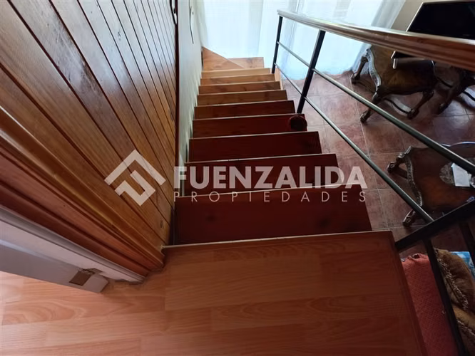 Casa en venta de 4 dorm baños, piscina, central, impecable.