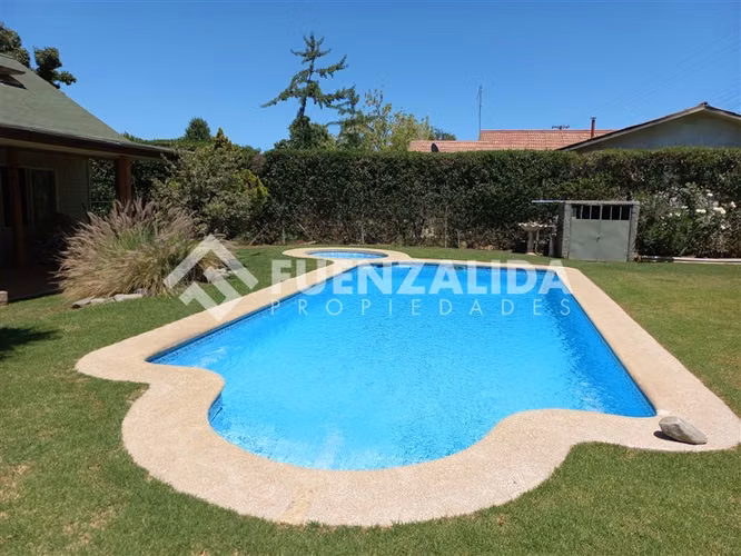 Casa en venta de 4 dorm baños, piscina, central, impecable.