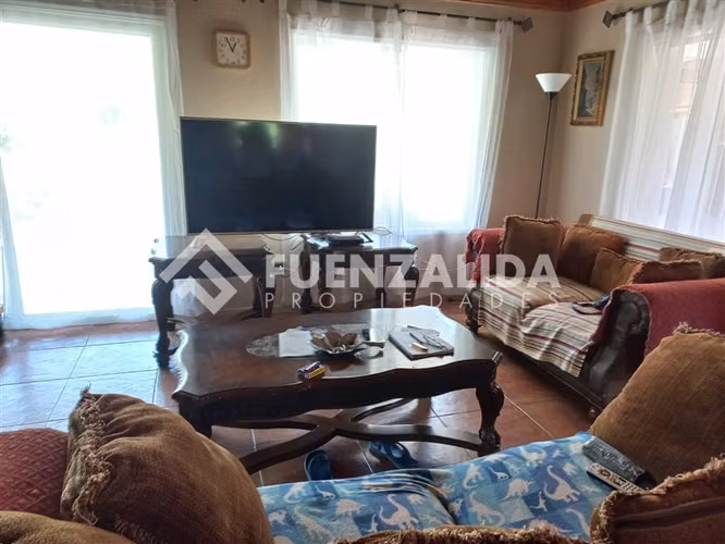 Casa en venta de 4 dorm baños, piscina, central, impecable.