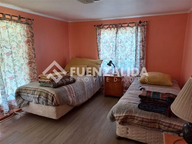 Casa en venta de 4 dorm baños, piscina, central, impecable.