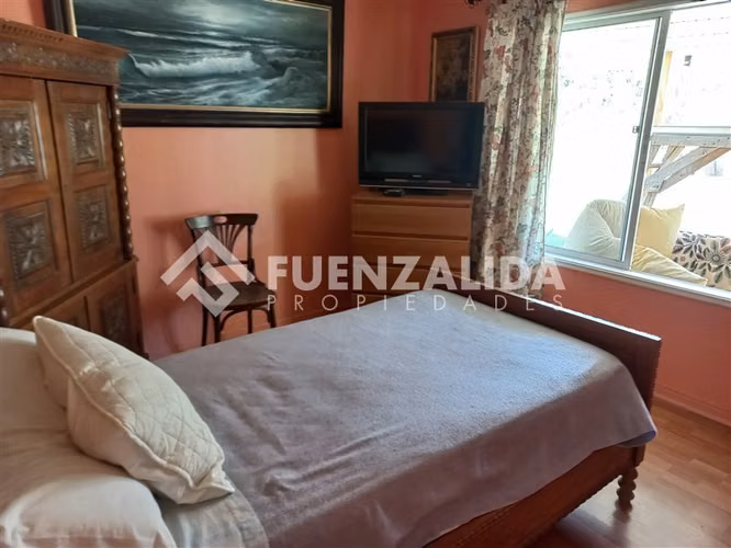 Casa en venta de 4 dorm baños, piscina, central, impecable.