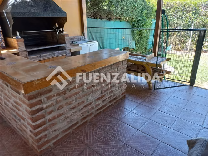 Casa en venta de 4 dorm baños, piscina, central, impecable.