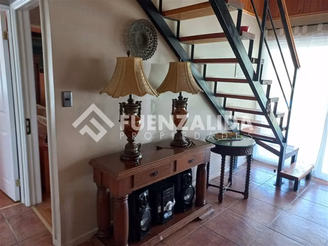 Casa en venta de 4 dorm baños, piscina, central, impecable.