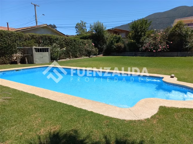 Casa en venta de 4 dorm baños, piscina, central, impecable.