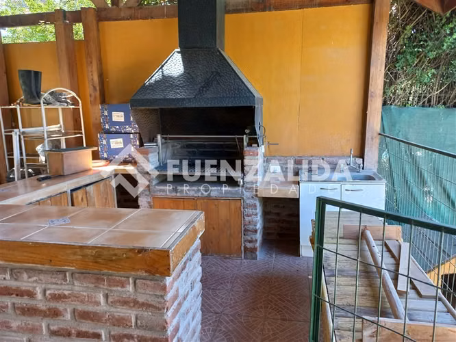 Casa en venta de 4 dorm baños, piscina, central, impecable.