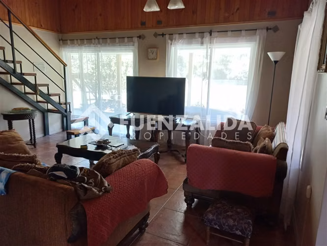 Casa en venta de 4 dorm baños, piscina, central, impecable.