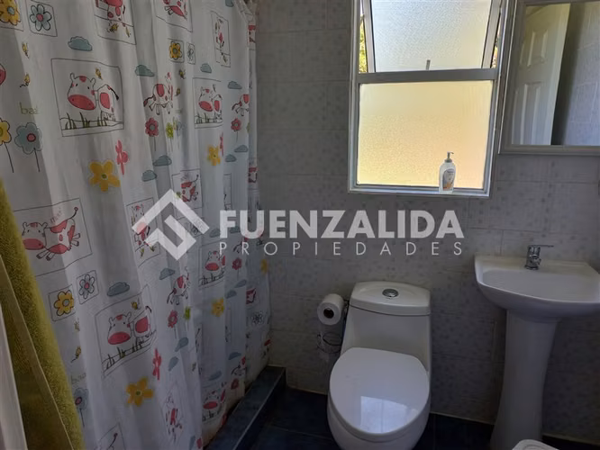 Casa en venta de 4 dorm baños, piscina, central, impecable.