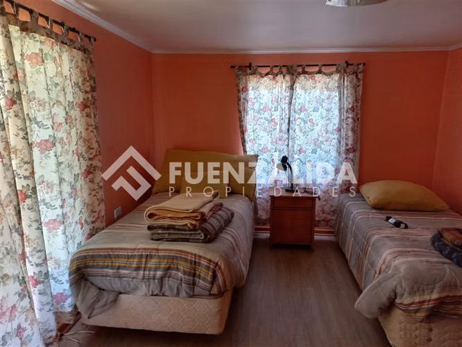 Casa en venta de 4 dorm baños, piscina, central, impecable.