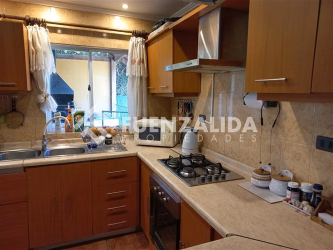 Casa en venta de 4 dorm baños, piscina, central, impecable.